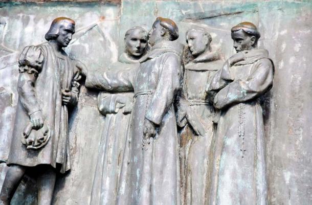 Colón explicando sus planes a los monjes del Monasterio de La Rábida, panel en bajorrelieve del pedestal del Monumento a Colón en Barcelona (Negoi Cristian/Adobe Stock)