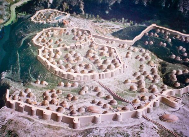 Avec l'avènement de l'âge du cuivre est venu un mode de vie plus sédentaire. L'établissement fortifié de l'âge du cuivre de Los Millares sur la péninsule ibérique est un exemple emblématique d'une culture chalcolithique. (Jose Mª Yuste / CC BY-SA 4.0)