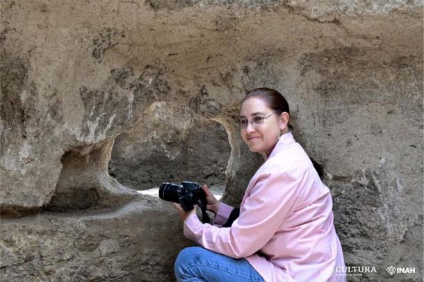 The coordinator of the excavations, María de Lourdes López Camach, shown here photographing the tombs, explains that the discovery reiterates the early occupation of the Chapultepec Forest. (INAH)