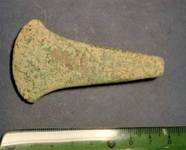 The copper axe is only small, and its simplicity points to a Neolithic origin. Did the Trypillia make this? (Lublin Provincial Conservator of Monuments / Arkeonews)