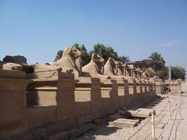 Avenida de esfinges o crioesfinges que conducen al complejo del templo de Karnak en Luxor, Egipto. (Daniel Csörföly / Dominio público)