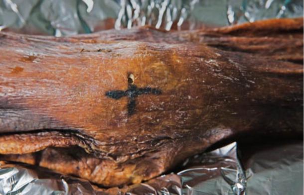 A cross-shaped tattoo on Ötzi's knee
