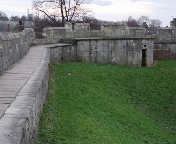 The curiously named Bitchdaughter Tower, on the York wall. This tower was once much larger, 2 or 3 storeys, and used as a Royal prison. (© Matthew Hatton / CC BY-SA 2.0)