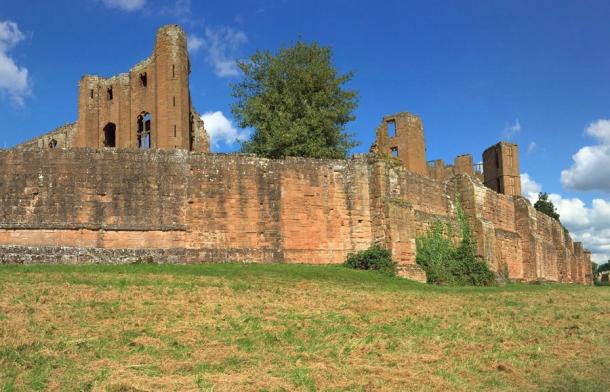 The curtain (outer) wall of the castle likely dates from the 13th century (Tony Craddock / Adobe Stock)