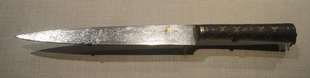 Esta daga se fabricó para el emperador mogol Jahangir a partir de un meteorito que cayó sobre la India en 1621 y muestra el exclusivo patrón de Widmanstätten común al hierro de meteorito golpeado. (Daderot / CC0)