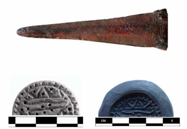 Una espada-daga de 3300 años de antigüedad y sellos descubiertos durante las excavaciones en Tavşanlı Höyük. (Departamento de Excavaciones e Investigación de Turquía)