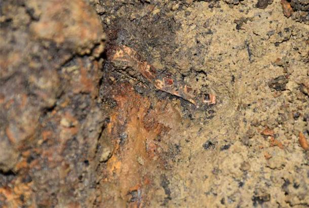 The dagger unearthed in the Hun warrior grave was decorated with semi-precious stones. (CNAIR / Vasile Pârvan Institute of Archaeology)
