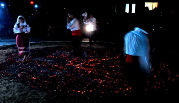 保加利亚巴尔加里村 Anestenaria firewalking 欣喜若狂的舞蹈仪式中的火舞者。 (Apokalipto / CC BY-SA 4.0)