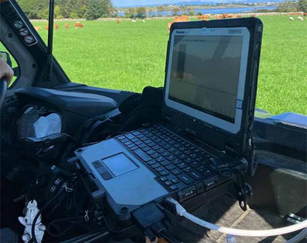 The data on the screen shows that there are a lot of exciting things 20-30 centimeters below the ground. (Grethe M. Pedersen, AM / University of Stavanger)