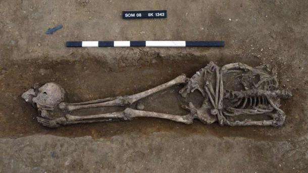 A decapitated skull next to the feet of the victim at the Roman burial site UK. (Dave Webb / Cambridge Archaeological Unit)