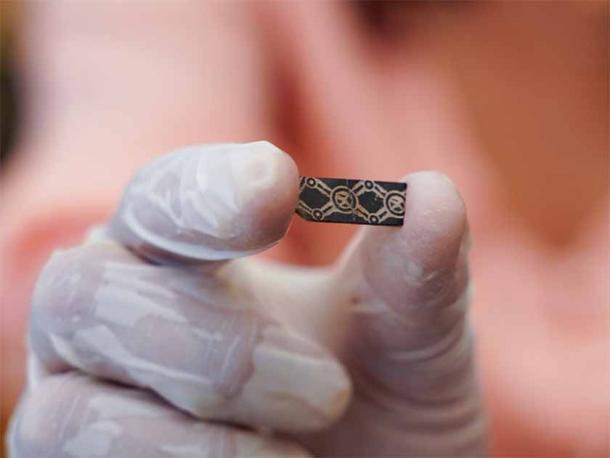 The decorations on most of the ivories were the same, consisting of frames incised with rosettes in the center of a stylized tree. (Gil Mezuman / City of David)