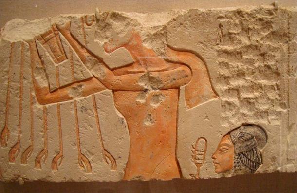 The deliberately destroyed face of Akhenaten from a relief depicting him and his daughter making an offering to Aten. (Neil R / CC BY-NC 2.0)