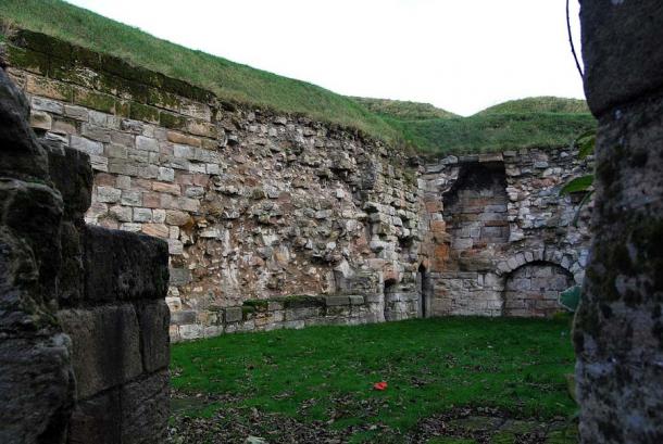 Un detalle de los muros conocidos de la fortaleza de Berwick-upon-Tweed, que los historiadores entienden en contraste con los extraños muros de fortificación encontrados en el sitio del Hospital Berwick. (Russ Hamer/CC BY-SA 3.0)