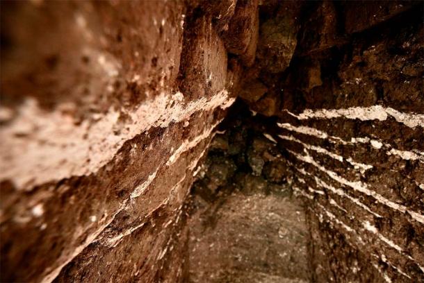 A detail of the decorative chalk striping on the overhanging bricks of the corbelled vault Tel Shimron in northern Israel, during the 2023 dig season. (Courtesy Eyecon)