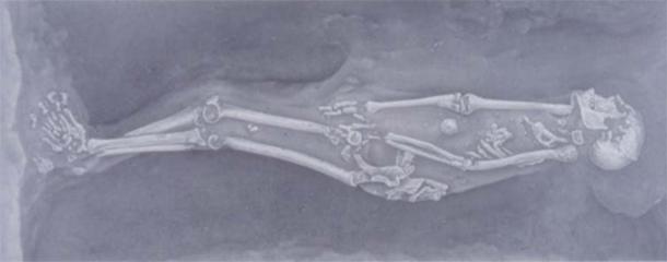 A detailed line drawing captures the way one person’s remains were discovered during cemetery excavation at Mtwapa in 1996. Eric Wert, 2001, CC BY-ND