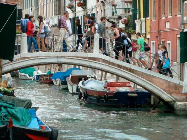 Es difícil imaginar que el puente Ponte dei pugni en Venecia, tal como está hoy, fuera un campo de batalla de puños en los años 1500 y 1600. (Abxbay / CC BY-SA 3.0)