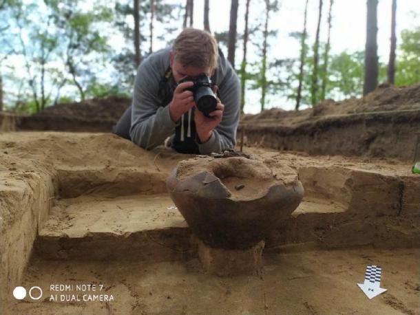 The dig uncovered an urn containing burned bones and milk teeth of a child who was around 8-9 years old. (Tempelburg Historical and Cultural Association and Kostrzyn Fortress Museum)