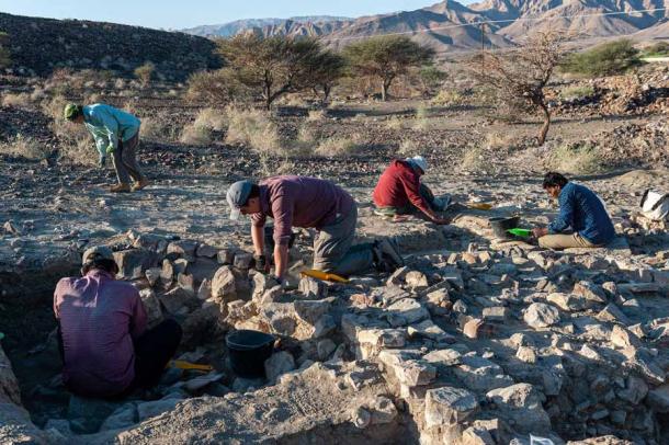 El sitio de excavación en un valle remoto en el norte de Omán donde se encontró el juego de mesa de piedra de 4.000 años de antigüedad. (PCMA)