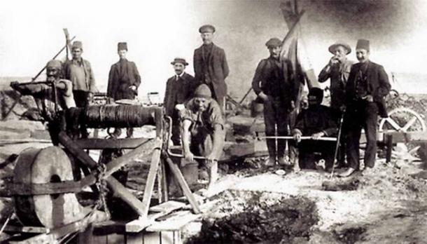 Oil workers digging an oil well by hand in the Bibi-Heybat suburb of Baku City in 1846. (Public domain)