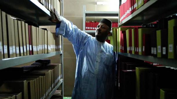 La digitalización de manuscritos de Malí comenzó cuando el Dr. Haidara, que se ve aquí, se puso en contacto con Google en 2014. (Mali Magic/Google Arts & Culture)