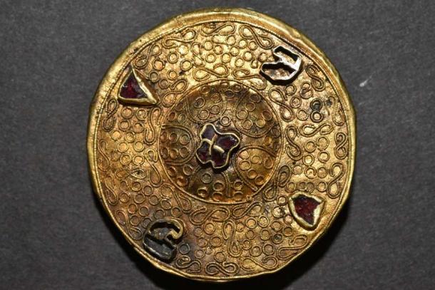 This “gold disc brooch” found in a younger woman’s elite grave was said to “herald the fashion of the seventh century.” (Folke Damminger / Baden-Wuerttemberg State Office for Monument Preservation in the Stuttgart Government Presidium)