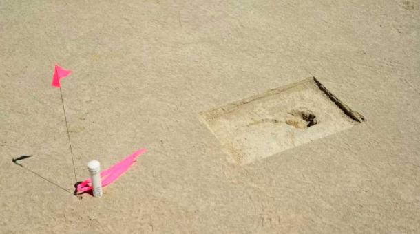 Una huella descubierta en un sitio arqueológico está marcada con una bandera en el campo de pruebas y entrenamiento de Utah. (R. Nial Bradshaw/Fuerza Aérea de EE. UU.)