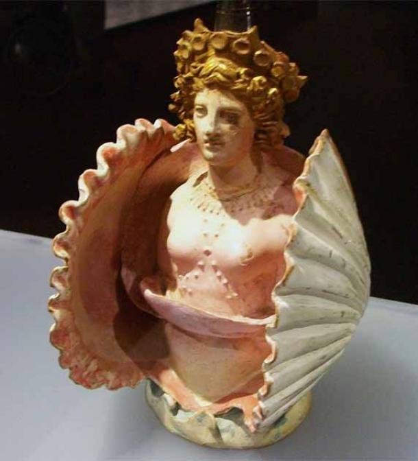 Los hallazgos recientes no son los únicos artículos con temas de Afrodita recuperados de Phanagoria. Vasija de cerámica con forma de Afrodita dentro de una concha; descubierto en el cementerio de Fanagoria, 1er cuarto del siglo IV a.C. (JoanBanjo / CC BY SA 3.0)