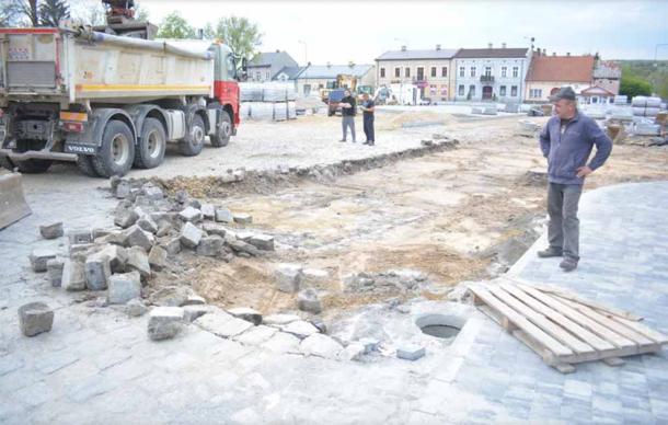 The discovery came during work to revitalize the market square and replace paving stones in Słomniki. Credit: Paweł Micyk