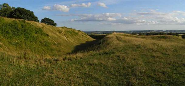 Ditches and ramparts at Badbury Rings - looking to the right as you go in through the hillfort entrance. (Jim Champion from Southampton/UK, CC BY-SA 2.0)