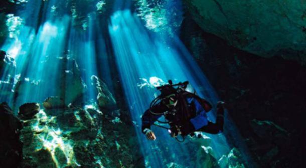 A diver in a Yucatan cenote. ( Public Domain )