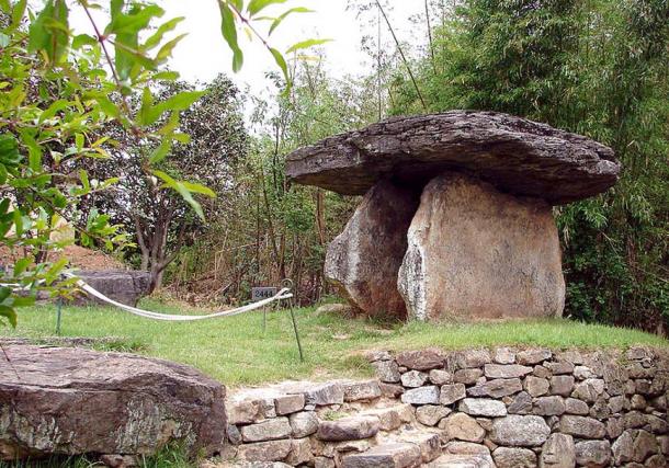 This dolmen is one of the largest dolmens at the Gochang Jungnim-ri Dolmens and are centered in Maesan village, Gochang County, North Jeolla province.