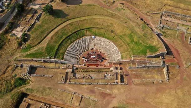 Fotografía aérea con drone del sitio arqueológico de Messene que alberga el antiguo teatro griego de Messene. (avión no tripulado / Adobe Stock)