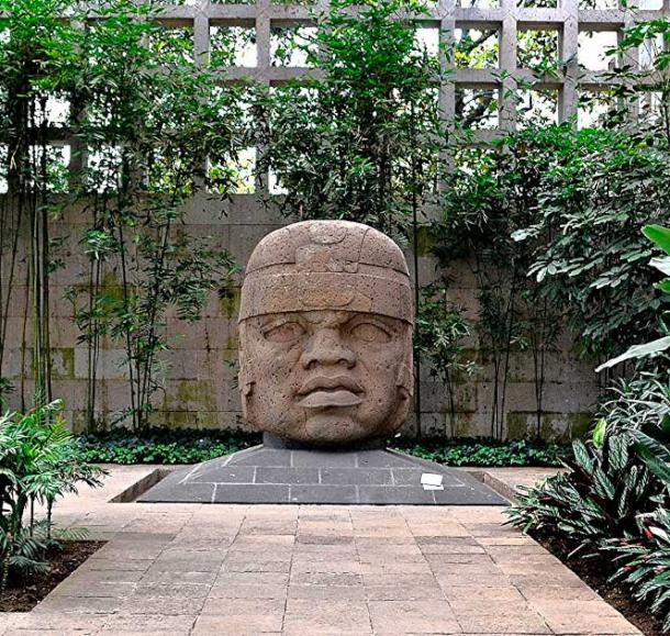 The earlier style of Olmec head carving was more like this example known as the Olmec San Lorenzo Head No. 1, carved around 1200-900 BC.  (Mesoamerican / CC BY-SA 4.0)