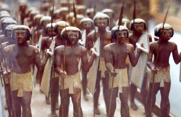 The early foot soldiers of Egypt, in the Middle Kingdom, had simple ancient Egyptian weapons: a shield, a spear and probably a dagger but not much more! Wooden figures of the Egyptian army of the 11th Dynasty found in the tomb of Mesehti. (Udimu / CC BY-SA 3.0)