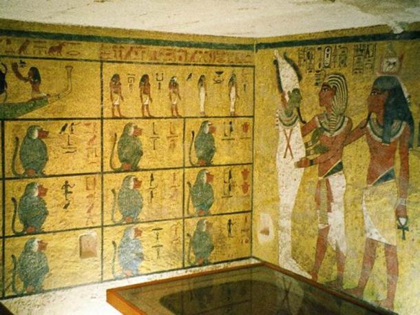 The wall decorations in KV62's burial chamber are modest in comparison with other royal tombs found in the Valley of the Kings.