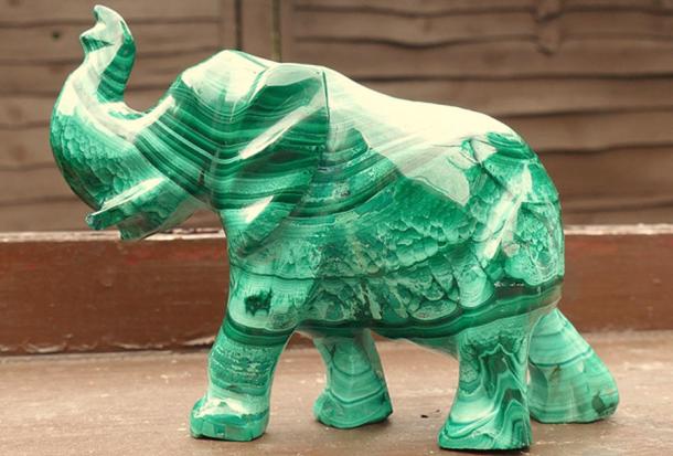 Un elefante tallado en malaquita. (Adrian Pingstone / Dominio público)