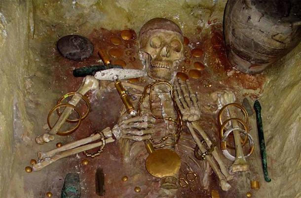 The elite male burial found at the Copper Age Varna necropolis (4600-4200 BC). (Yelkrokoyade/CC BY SA 3.0)