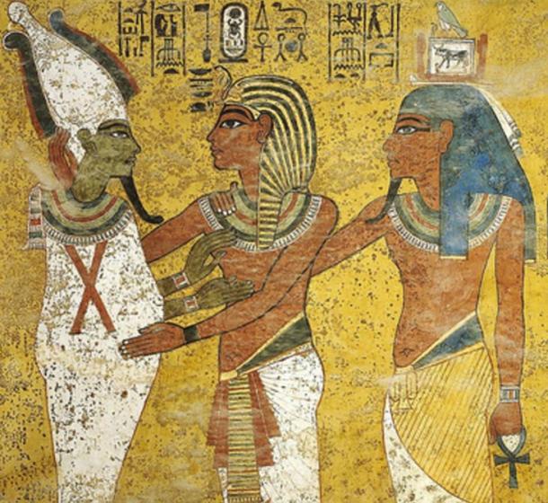 Detalle;  Faraón Tutankamón abrazando al dios Osiris, escena de la tumba de Tutankamón, KV62.