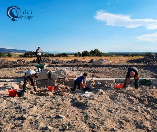 Arqueólogos y otros empleados descubren las paredes del templo etrusco de Vulci. (Mariachiara Franceschini / Paisaje urbano de Vulci)