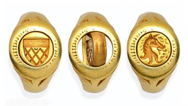 Los grabados en el anillo de unicornio indican que perteneció a la noble familia Curwen. (Subastadores de Hanson)
