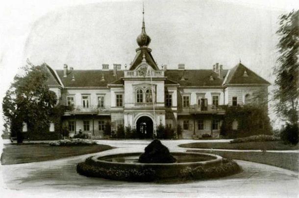 What the entrance to the Bissingen-Nippenburg Chateau, Serbia looked like when it was still inhabited. This photo is from the early 1900s when the home was inhabited by one of the many daughters of the Bissingen-Nippenburg family, who can be seen seated to the left of the entranceway. (Serbian Castles)