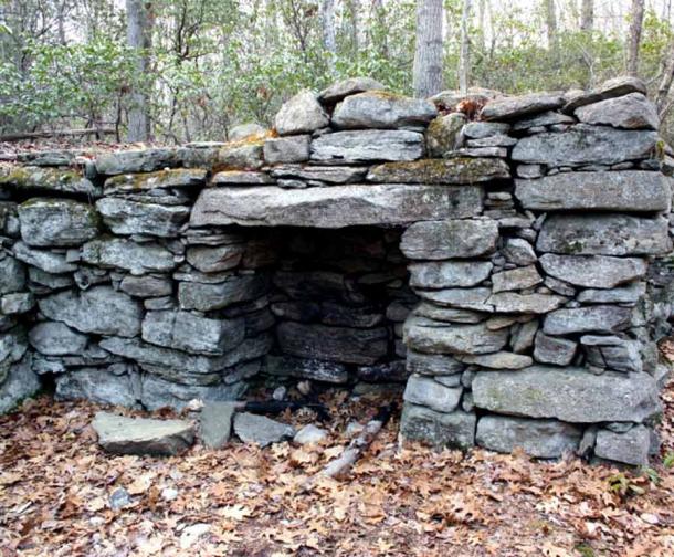 Primer plano de la entrada a una de las cámaras de piedra de Gungywamp. (Ray Bendici / Maldito Connecticut)