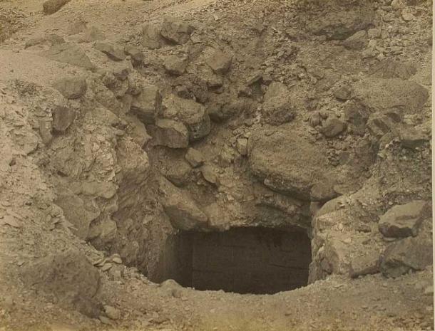 The entrance to Tutankhamun’s tomb found beneath piles of debris. (Public Domain)