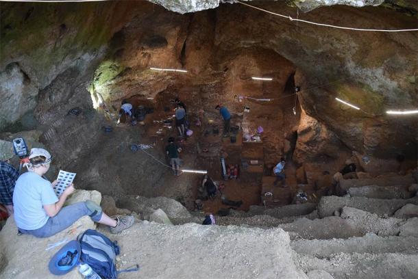 Vista desde la entrada a la cueva de Lapa do Picareiro durante las excavaciones arqueológicas. (Jonathan Haws/Universidad de Louisville)
