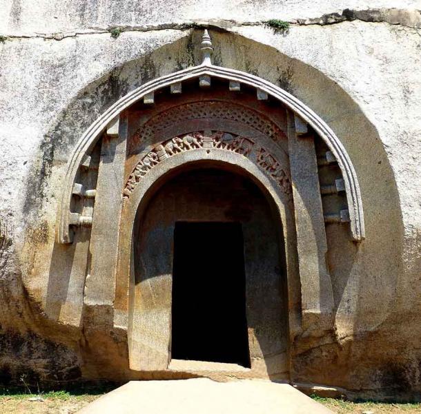 La famosa entrada tallada a la cueva Lomas Rishi, una de las cuevas de Barabar en Bihar, India, con el arco chaitya más antiguo de la India. (Dharma/CC BY 2.0)