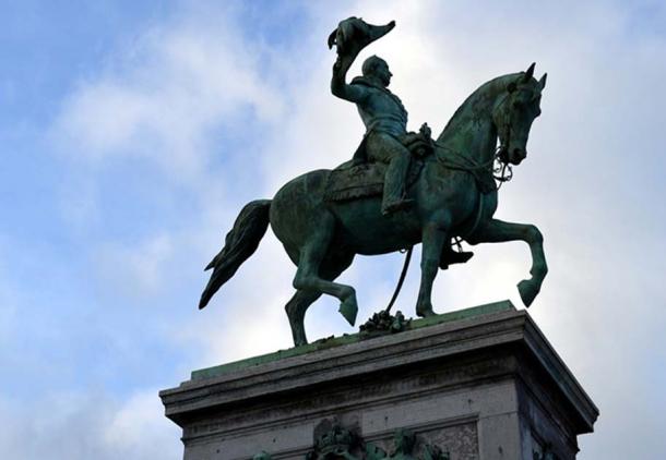 An equestrian statue (public domain)