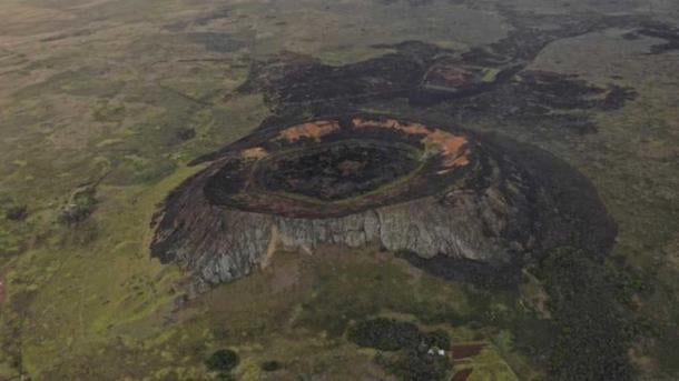 El incendio comenzó después de una erupción del volcán Rano Raraku, pero las autoridades creen que la negligencia del gobierno también contribuyó. El fuego quemó más de 100 hectáreas (247 acres). (Municipio de Rapa Nui)