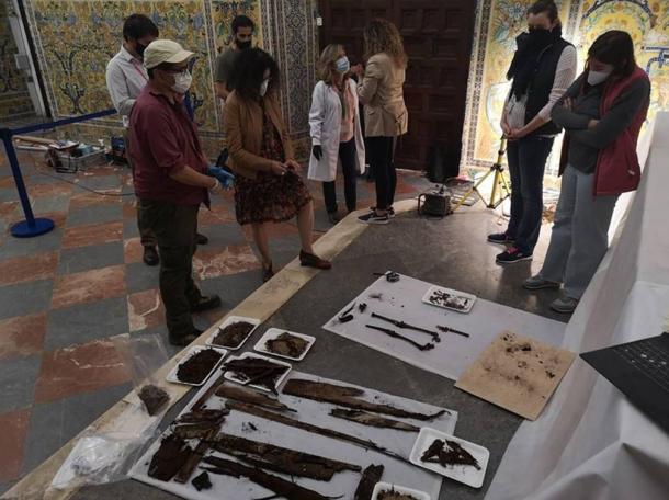 Los restos excavados del entierro del Alcázar, incluidos restos de niños y otros artefactos, exhibidos en el sitio de excavación.