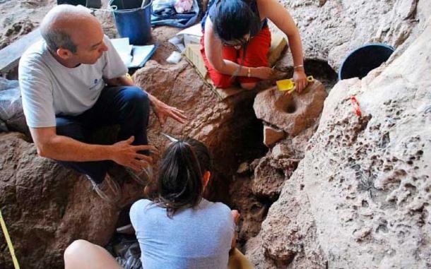 Los arqueólogos excavan la cueva Raqefet donde se descubrió evidencia de la cerveza más antigua del mundo, agosto de 2018. (Dani Nadel, Universidad de Haifa)