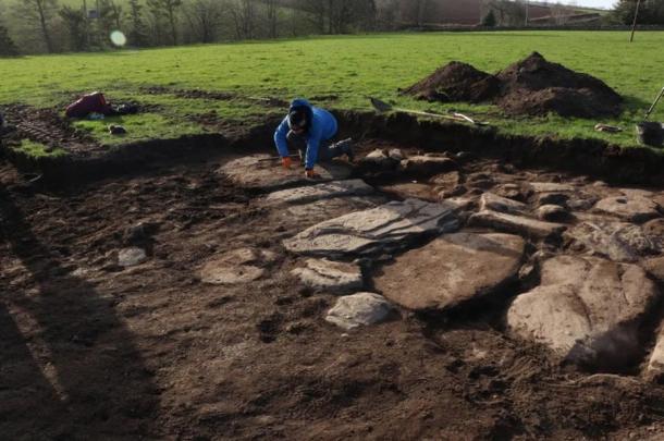 El sitio de excavación donde se descubrió la rara piedra picta. (Universidad de Aberdeen)